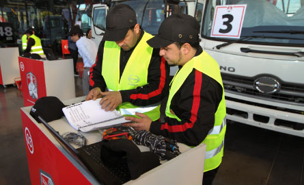 Participantes del Skill Contest Hino frente a camión