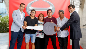 Entrega de llave a los ganadores del concurso Hino y Radio Corazón