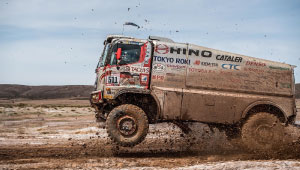 Camión Hino en charco de barro en Dakar 2019