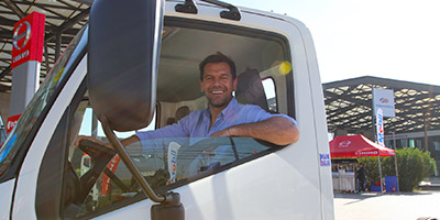 Embajador Hino José Luis Villanueva en cabina de camión