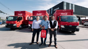 Equipo frente a camión Hino de Coca Cola
