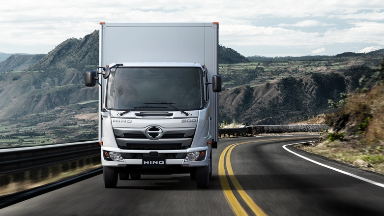 <p>Camión Hino 500 FC 1118 transitando por carretera </p>