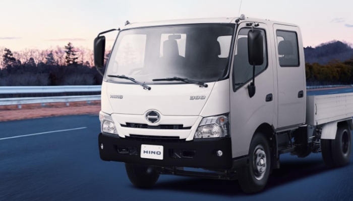 Camión Hino 300 XZU 617DC estacionado en carretera 