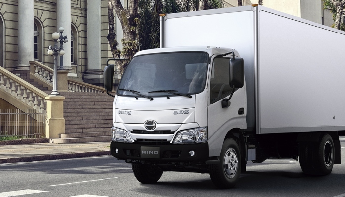 Camión Furgón Hino 300 XZU 616 estacionado en una calle