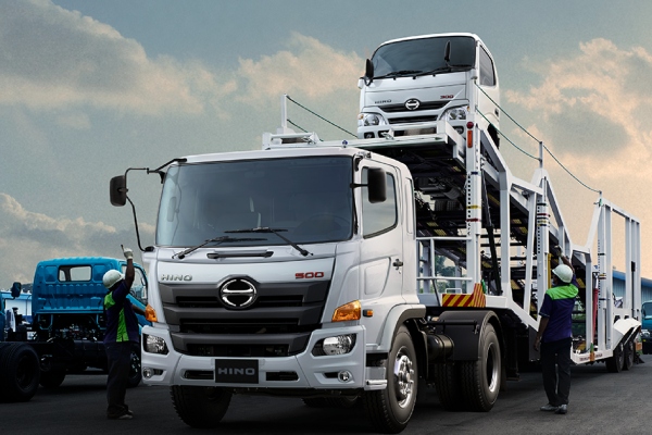 <p>Camión Rampla Hino 500 FG 1726 en una estacionamiento de camiones </p>